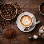 Café con leche, bol con granos de café, azúcar, café molido